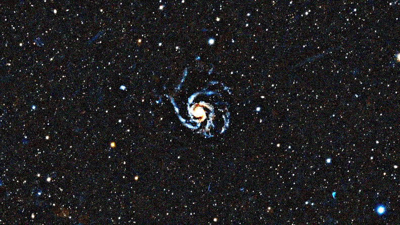 Simulierter einstündiger Stack von Pinwheel Galaxy mit dem Atlas Single unter einem Vorstadthimmel.